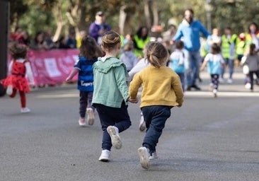 Niños corriendo en la previa de un maratón en Sevilla