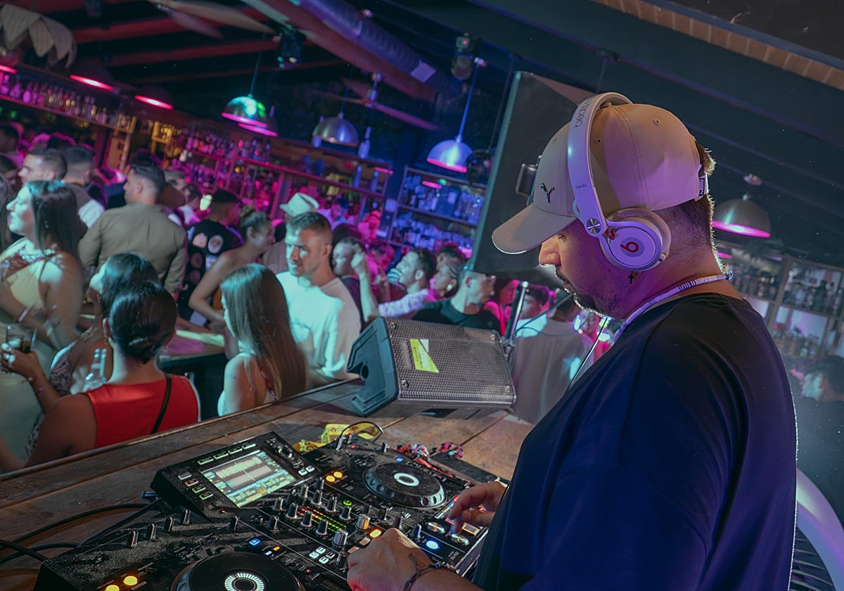 Rauw, Dj conocido en estos locales que cuenta con casi dos décadas de experiencia a sus espaldas