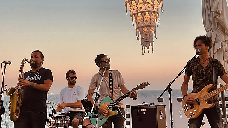 El grupo SuperAgente, durante un bolo al atardecer