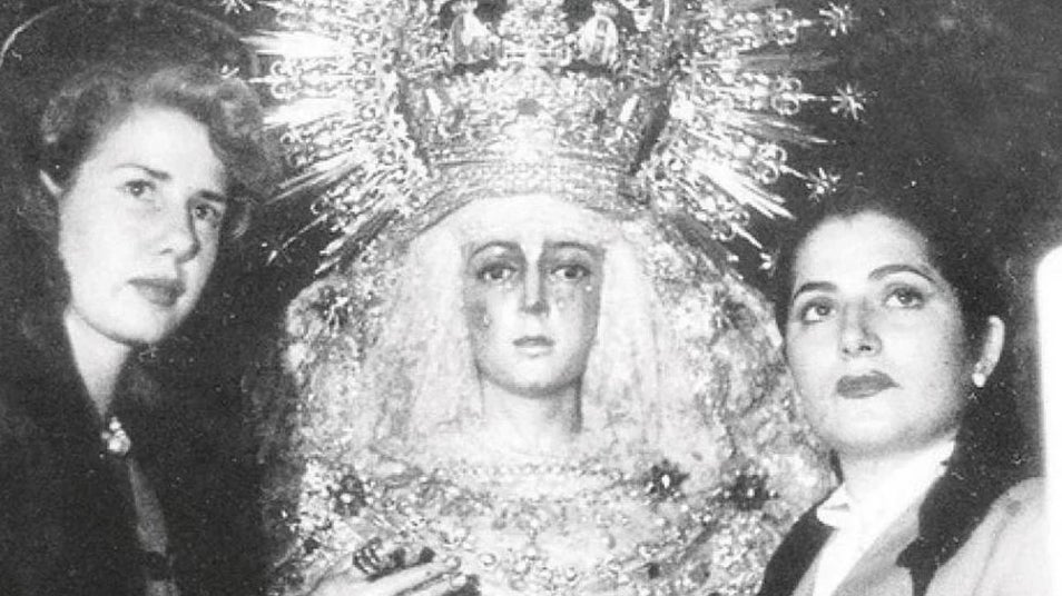 La Duquesa de Alba y Juanita Reina junto a la virgen de la Esperanza Macarena