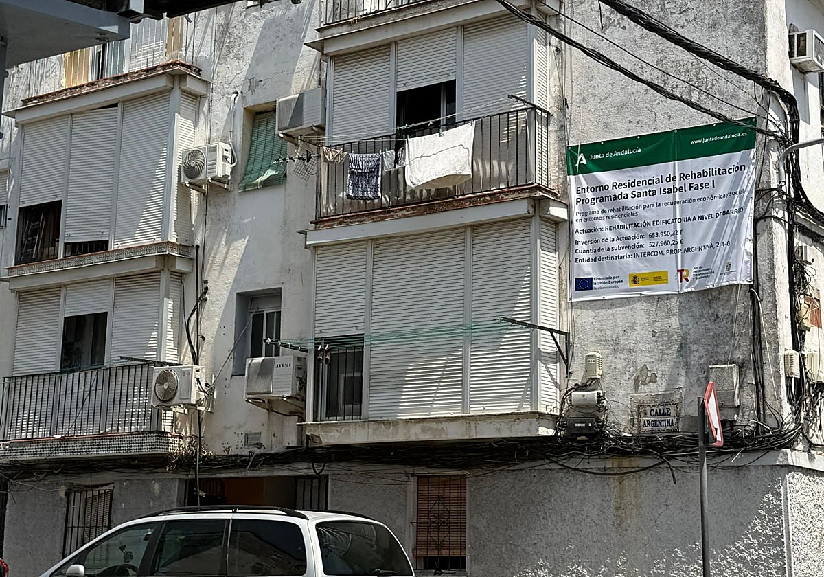 Cartel del inicio de obras en una de las fachadas de los bloques