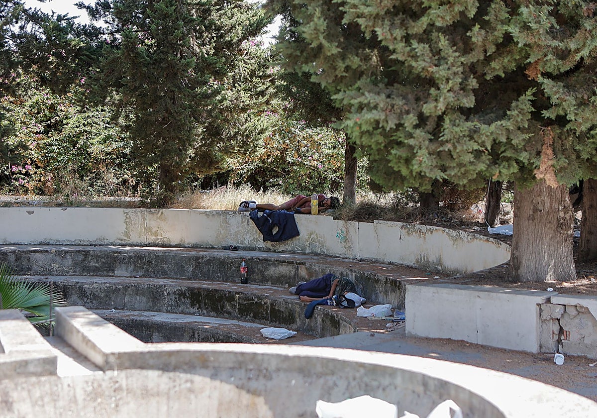 Dos indigentes durmiendo en una de las glorietas del entorno del parque de la Cartuja