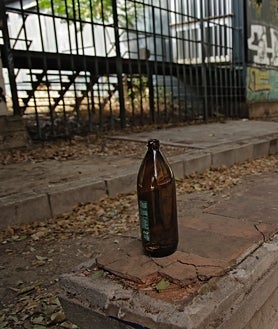 Imagen secundaria 2 - Las caracolas están rodeadas de maleza y pintadas con grafiti. La alberca es un vertedero lleno de basura y todo el recinto es usado por indigentes