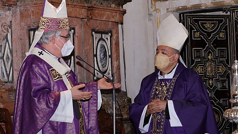 El arzobispo de Sevilla y el de Panamá, en una misa concelebrada por ambos en 2022 en la capilla de la Virgen de la Antigua