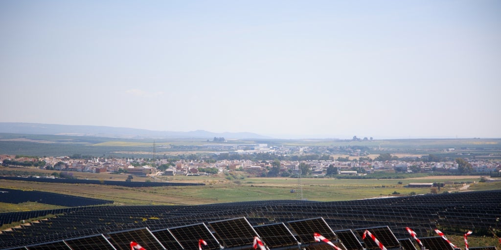 La expansión silenciosa de las megaplantas solares en Sevilla: las empresas duplican la potencia instalada en dos años