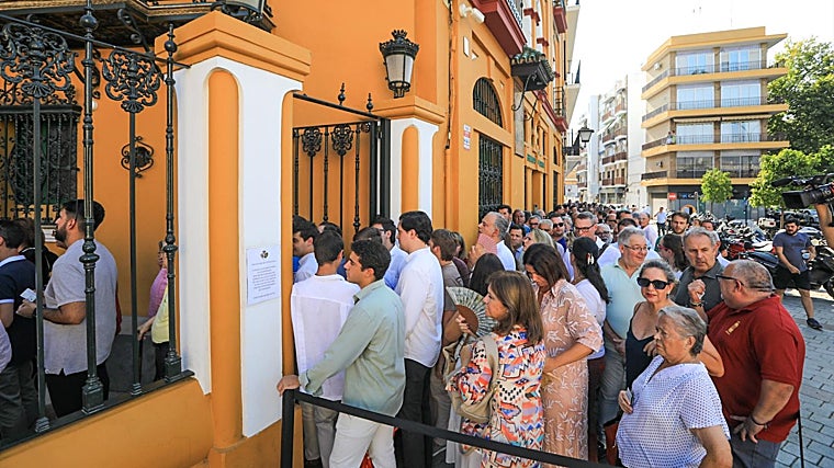 Colas de hermanos a las puertas de la basílica para el cabildo general extraordinario por la restauración de la Virgen de la Esperanza