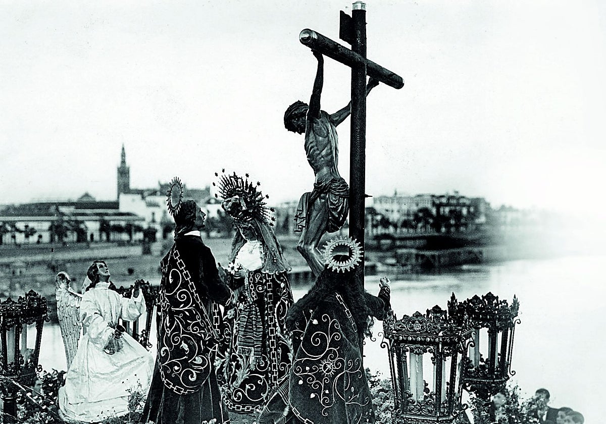 El antiguo misterio de las Aguas cruzando el puente de Triana