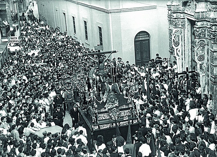 El misterio de las Aguas saliendo de los Terceros por obras en su capilla