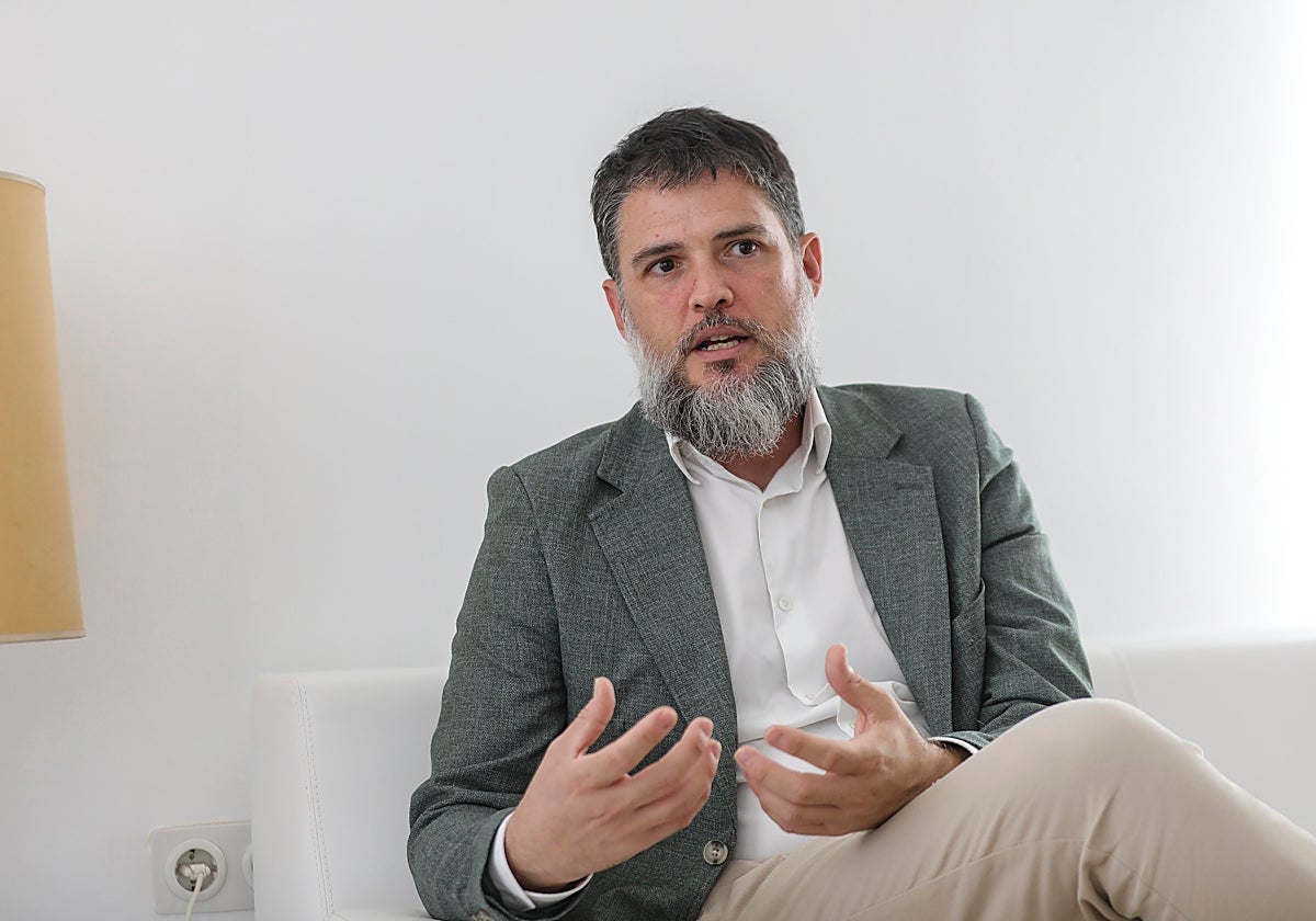 Plácido Puentedura, director de Santa Bárbara Sistemas, en las oficinas de la fábrica en Alcalá