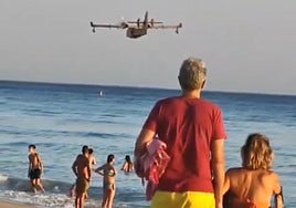 Quién es Raúl Hiraldo, el piloto sevillano que sobrevoló el cielo de Atlanterra entre las llamas y cruzó el mar para despedirse de los vecinos