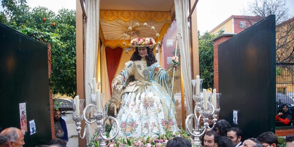 La Pastora de Santa Marina inicia el camino a la coronación con el primer traslado