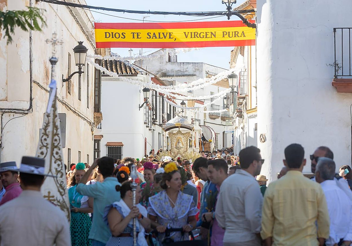 Las calles de Carmona han sido engalanadas para recibir al Simpecado de la Virgen de Gracia