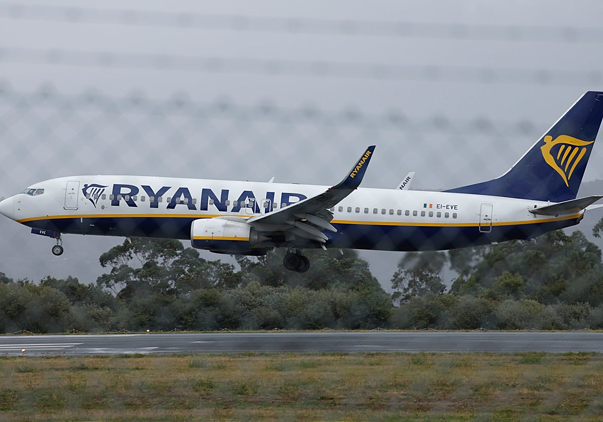 Un avión de Ryanair en pleno despegue