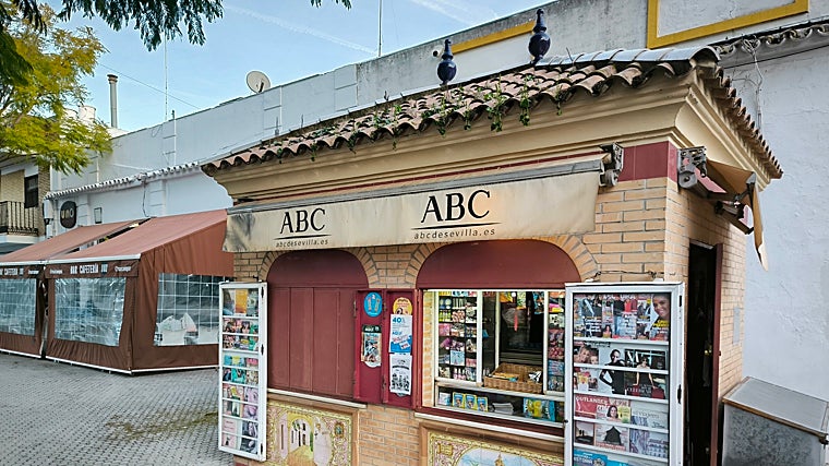 Otro de los quioscos que resisten el paso del tiempo vendiendo prensa en Utrera se encuentra en la calle Álvarez Hazañas