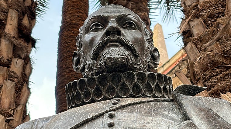 Imagen del busto de Miguel de Cervantes, Príncipe de los Ingenios Españoles, situada en la Entrecárceles de Sevilla