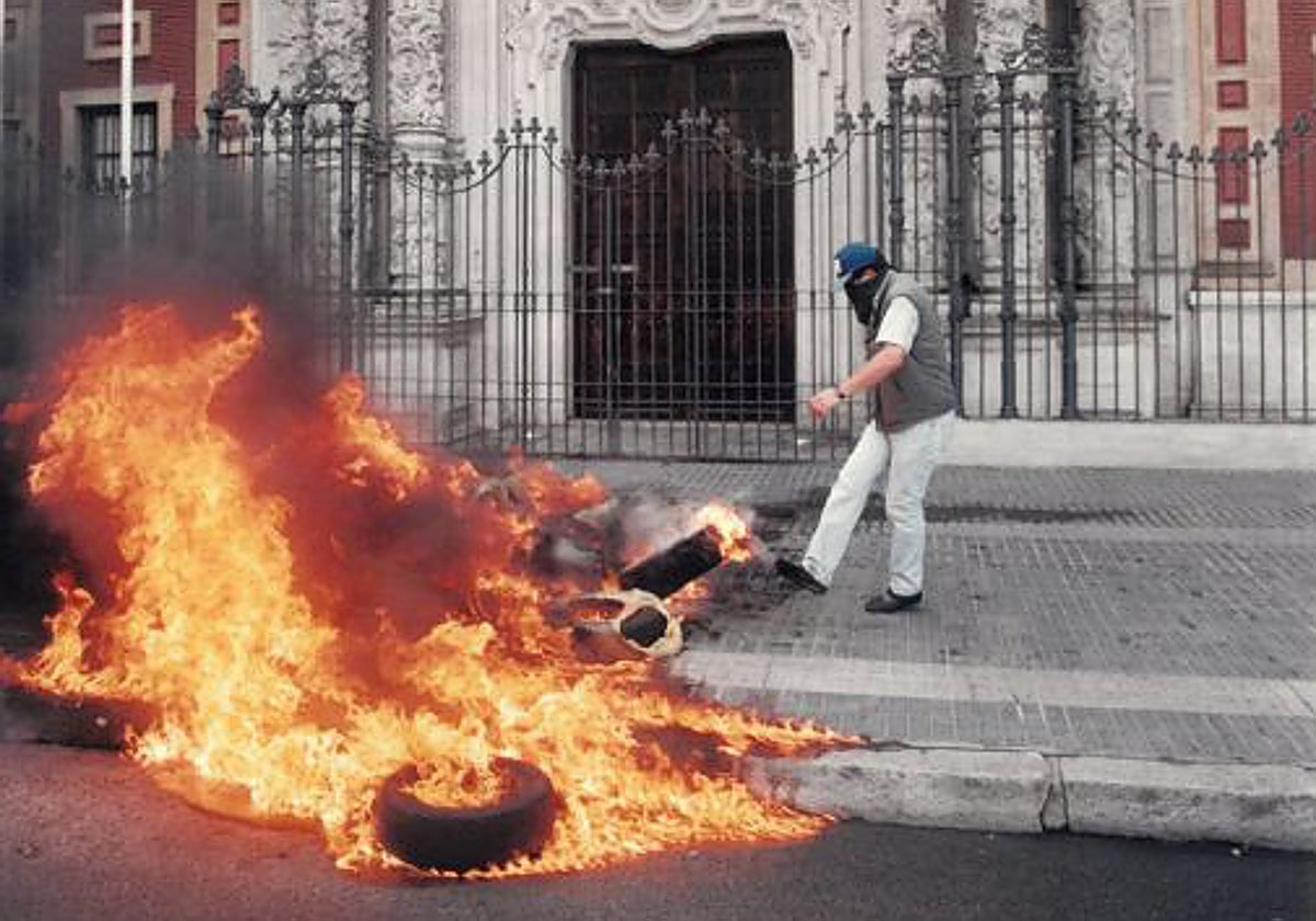 Neumáticos ardiendo ante la puerta de San Telmo en 1995