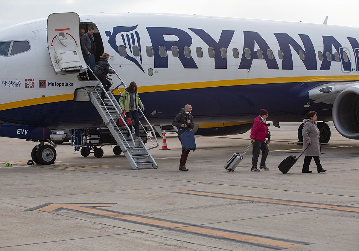 Varios pasajeros durante el desembarque de un avión de Ryanair en Sevilla