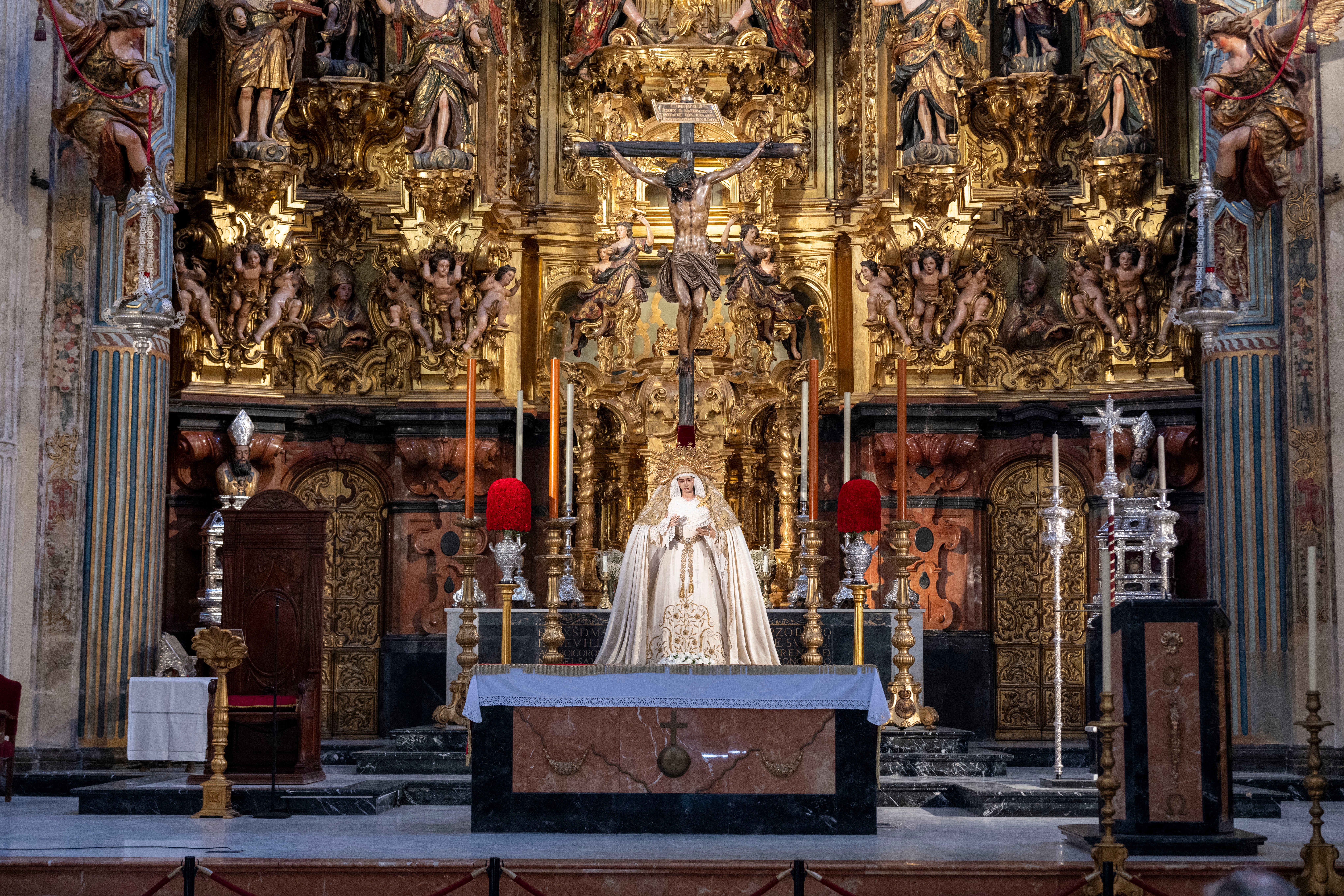 Los titulares del Amor, en el retablo mayor del Salvador