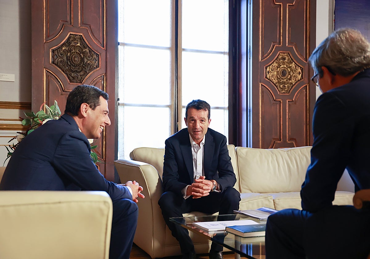 El presidente ejecutivo de Indra, Ángel Escribano, en la reunión con Juanma Moreno y Jorge Paradela