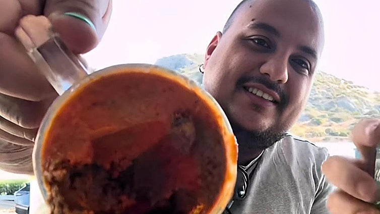 El restaurante de carretera de Sevilla en el que tienes que parar sí o sí para desayunar: sirven la zurrapa en jarra