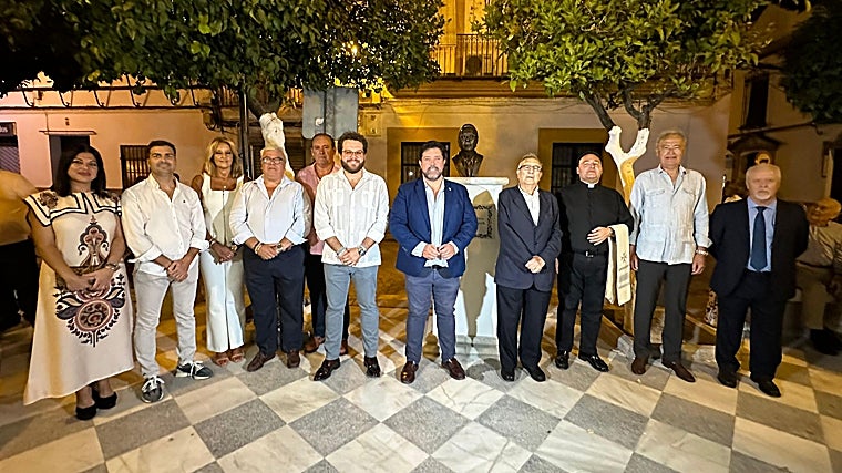 Asistentes a la inauguración del busto dedicado a Rogelio Reyes Cano