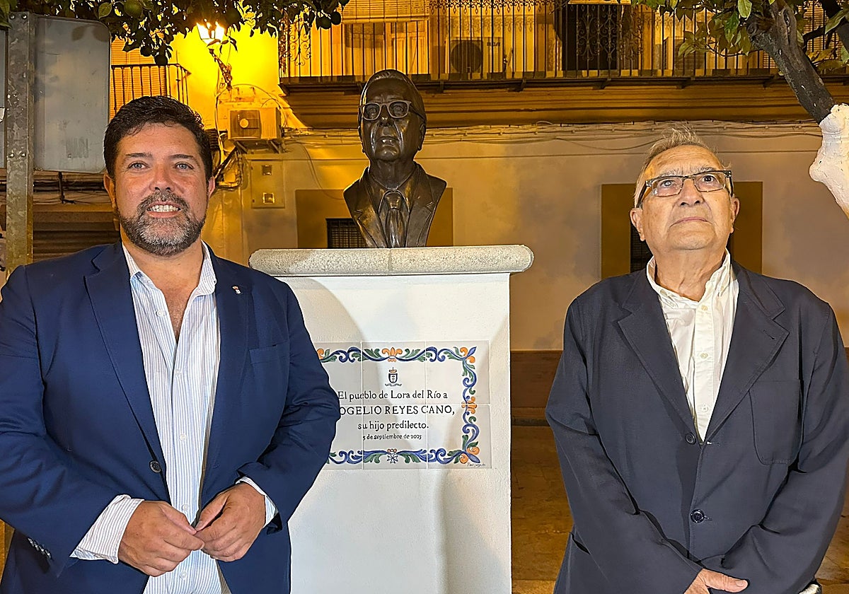 Antonio Enamorado y Rogelio Reyes, junto al busto que Lora del Río le ha dedicado al profesor emérito de la Hispalense