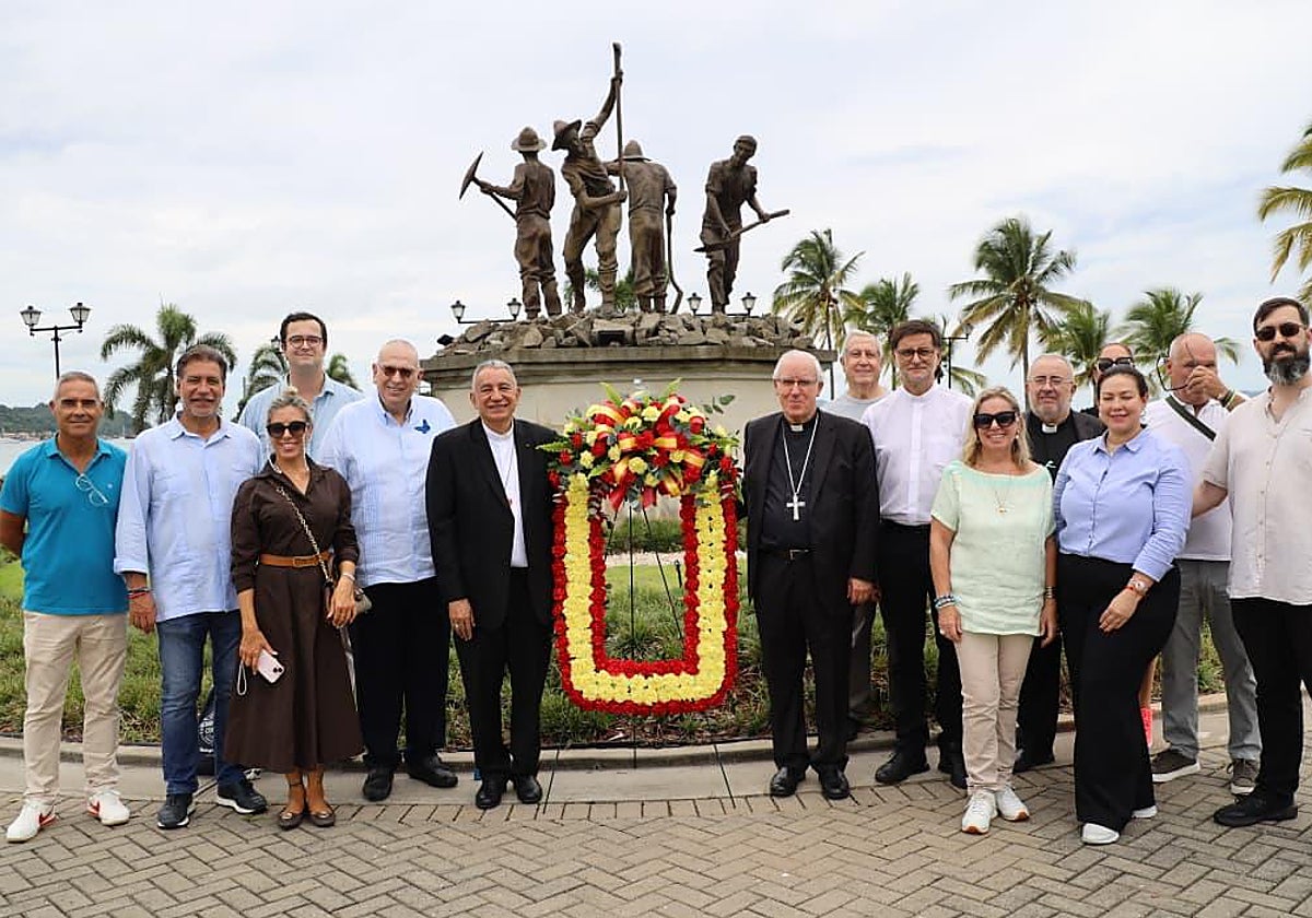Monseñor Saiz Meneses junto al monumento dedicado a los españoles que trabajaron en el Canal de Panamá