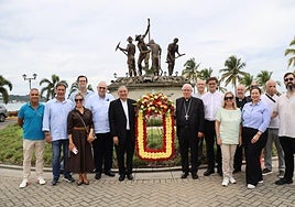 Saiz Meneses coloca una ofrenda en el monumento dedicado a los miles de españoles que trabajaron en el Canal de Panamá
