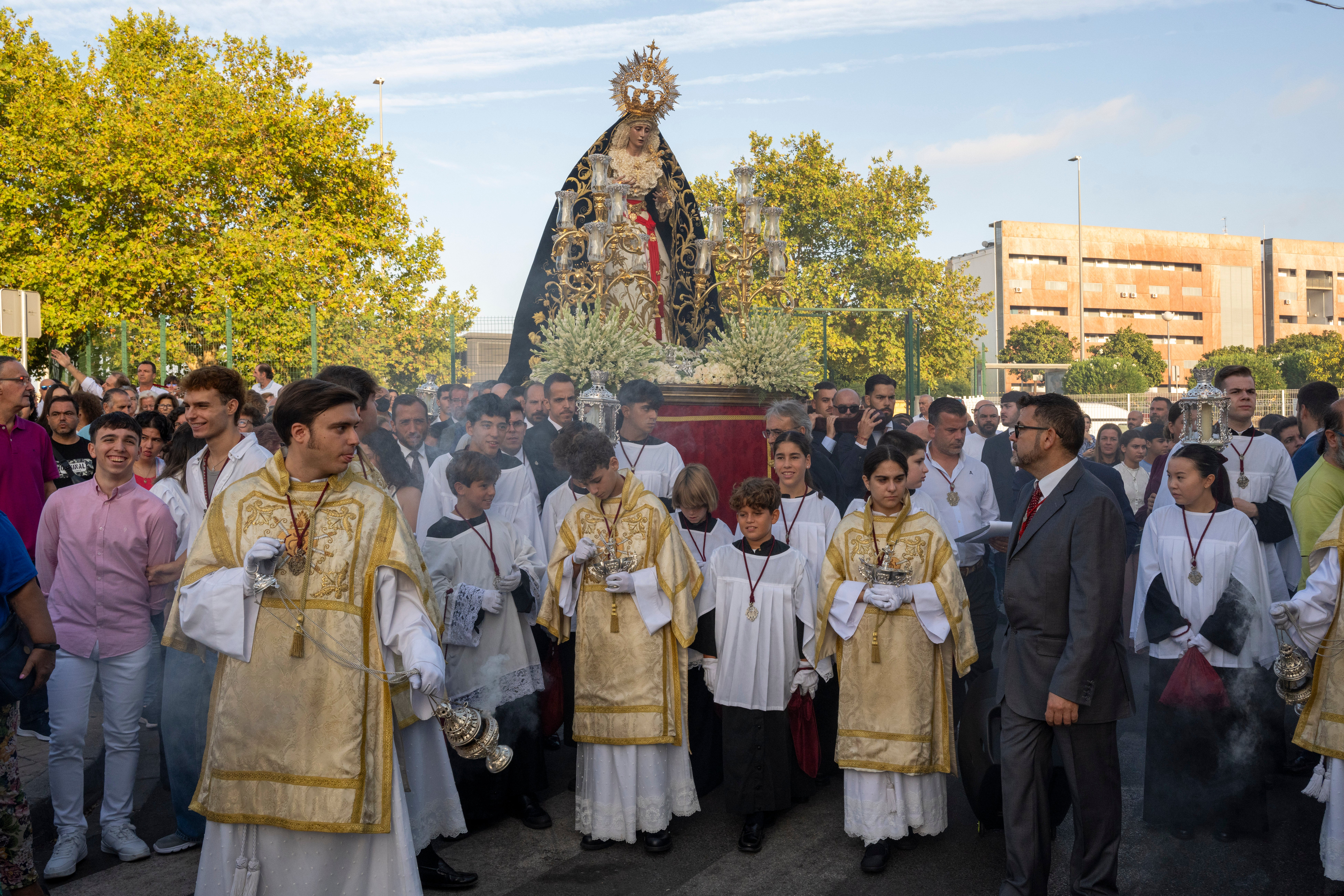 El rosario de la aurora de la Virgen de los Dolores del Cerro, en imágenes