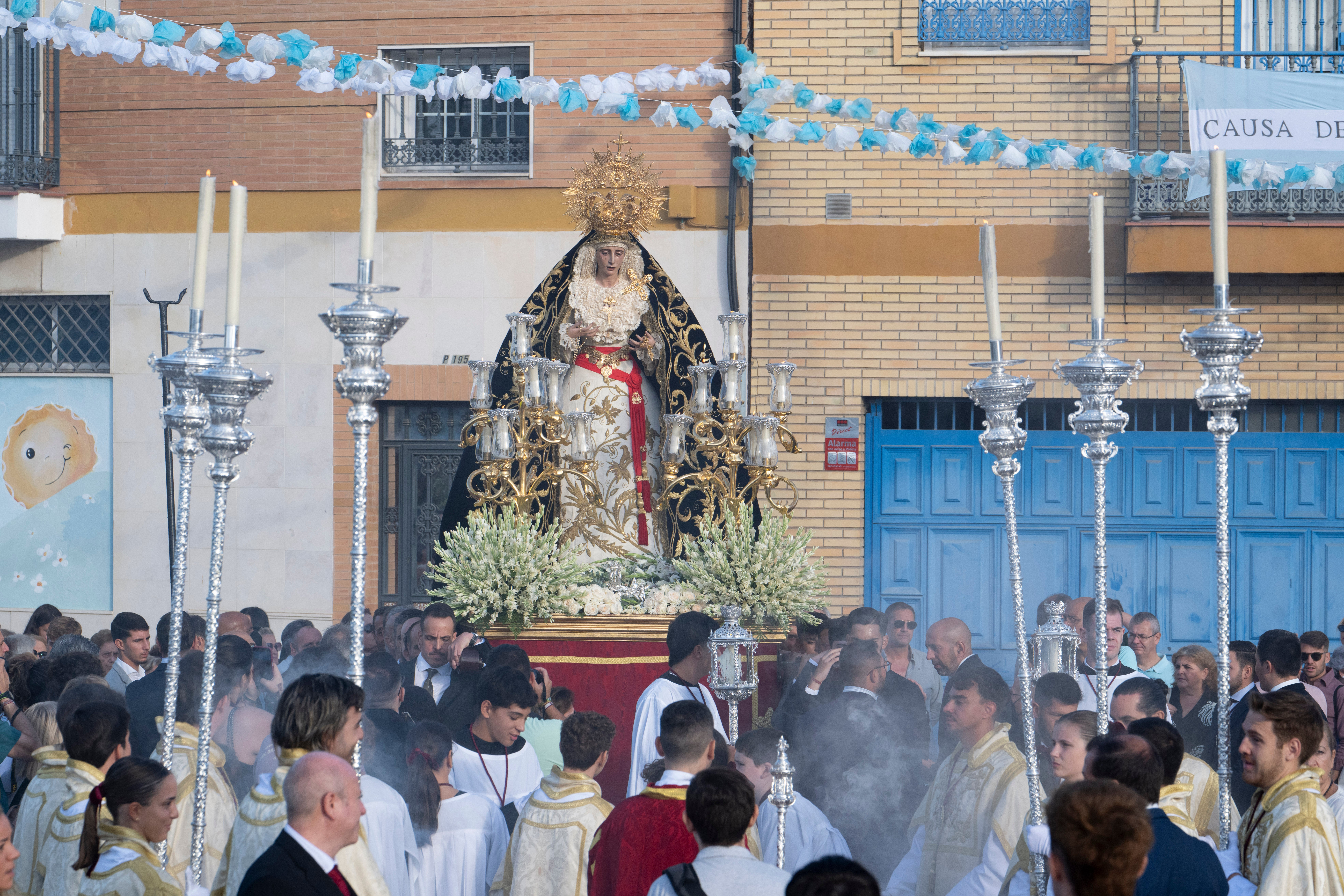 El rosario de la aurora de la Virgen de los Dolores del Cerro, en imágenes