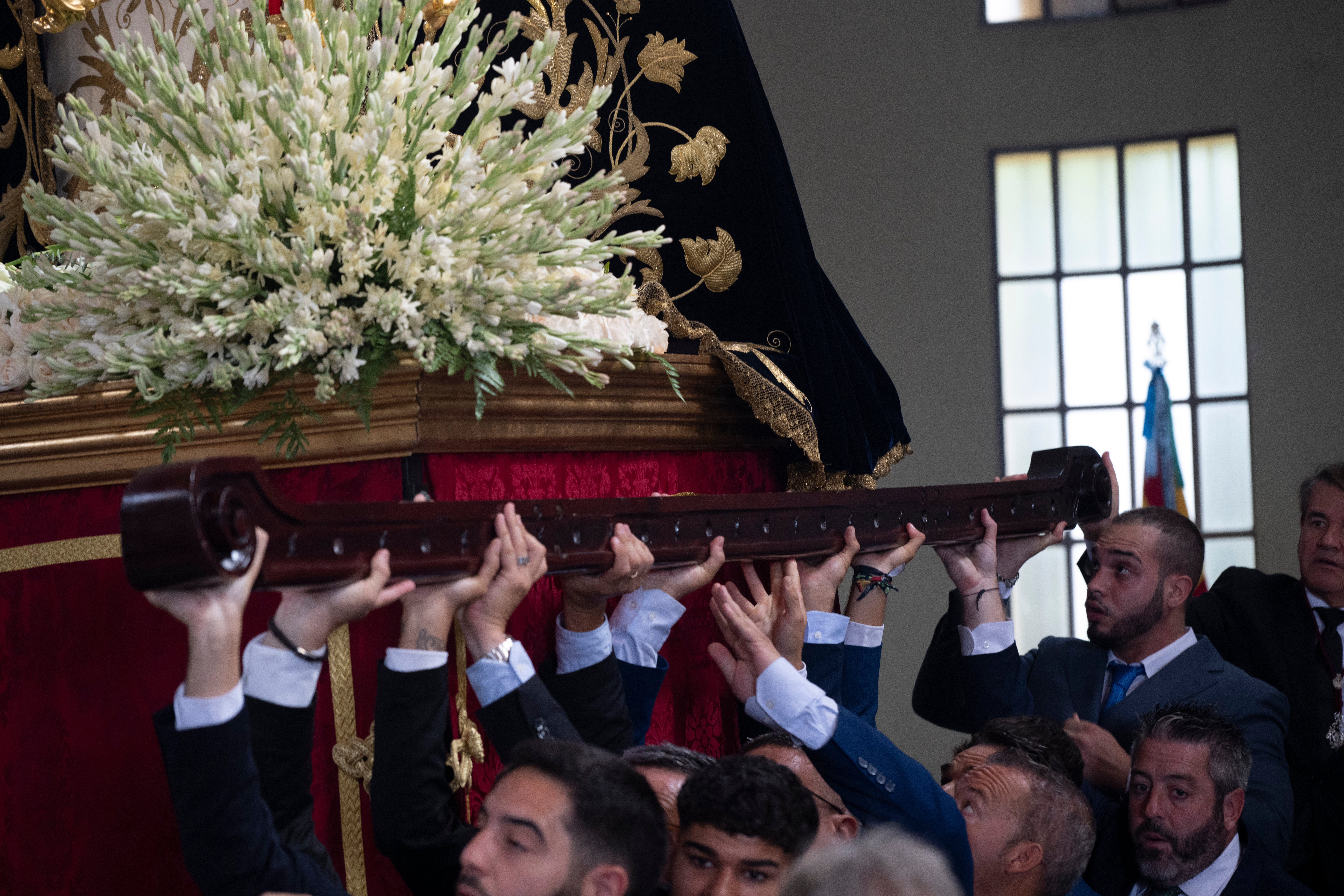 El rosario de la aurora de la Virgen de los Dolores del Cerro, en imágenes