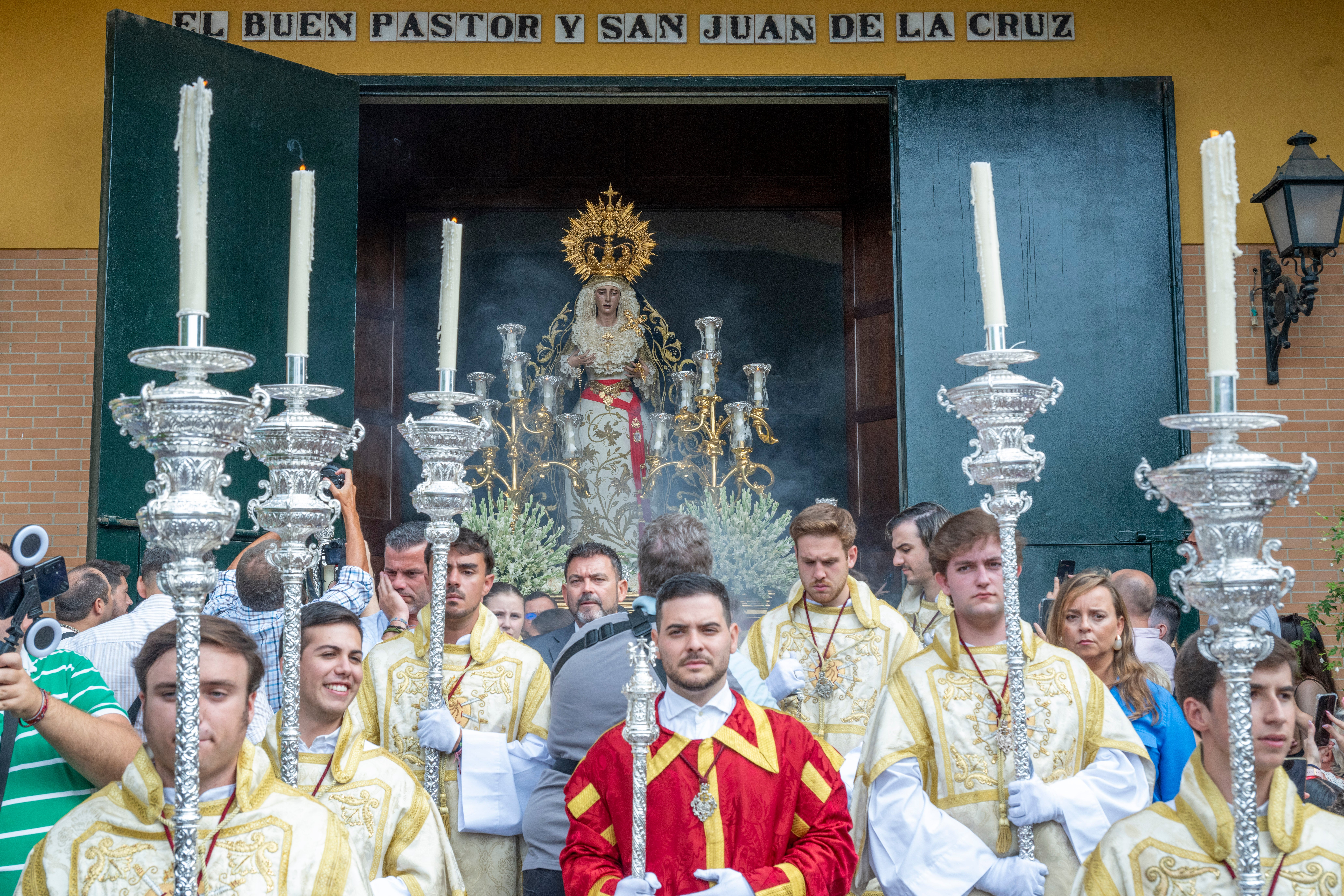El rosario de la aurora de la Virgen de los Dolores del Cerro, en imágenes