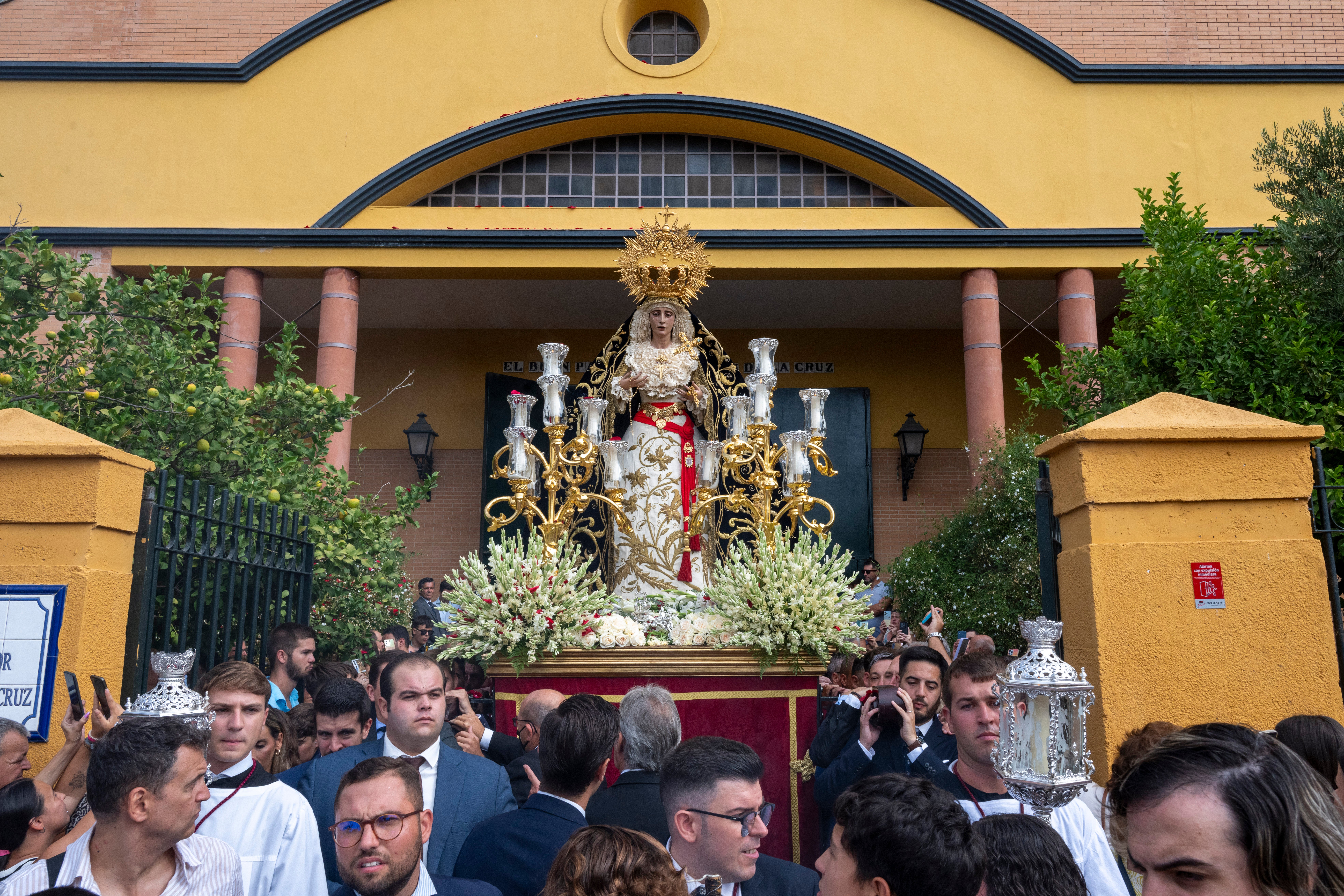 El rosario de la aurora de la Virgen de los Dolores del Cerro, en imágenes