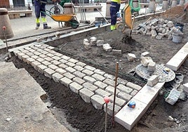 Solo se fabrica en Sevilla y tiene más de 100 años: esta es la piedra única que se usa en las calles del centro