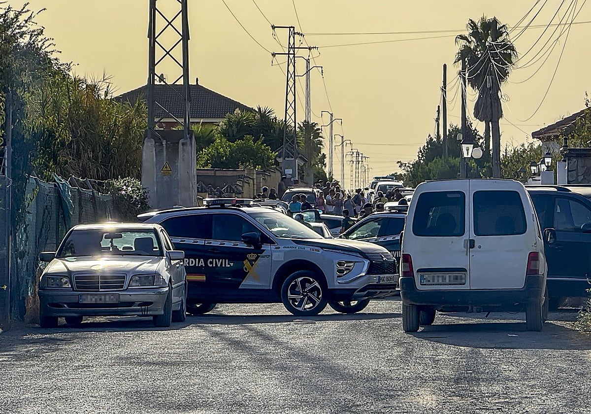 Calle en la que se produjo este sábado el tiroteo en la urbanización Los Nietos en Carmona
