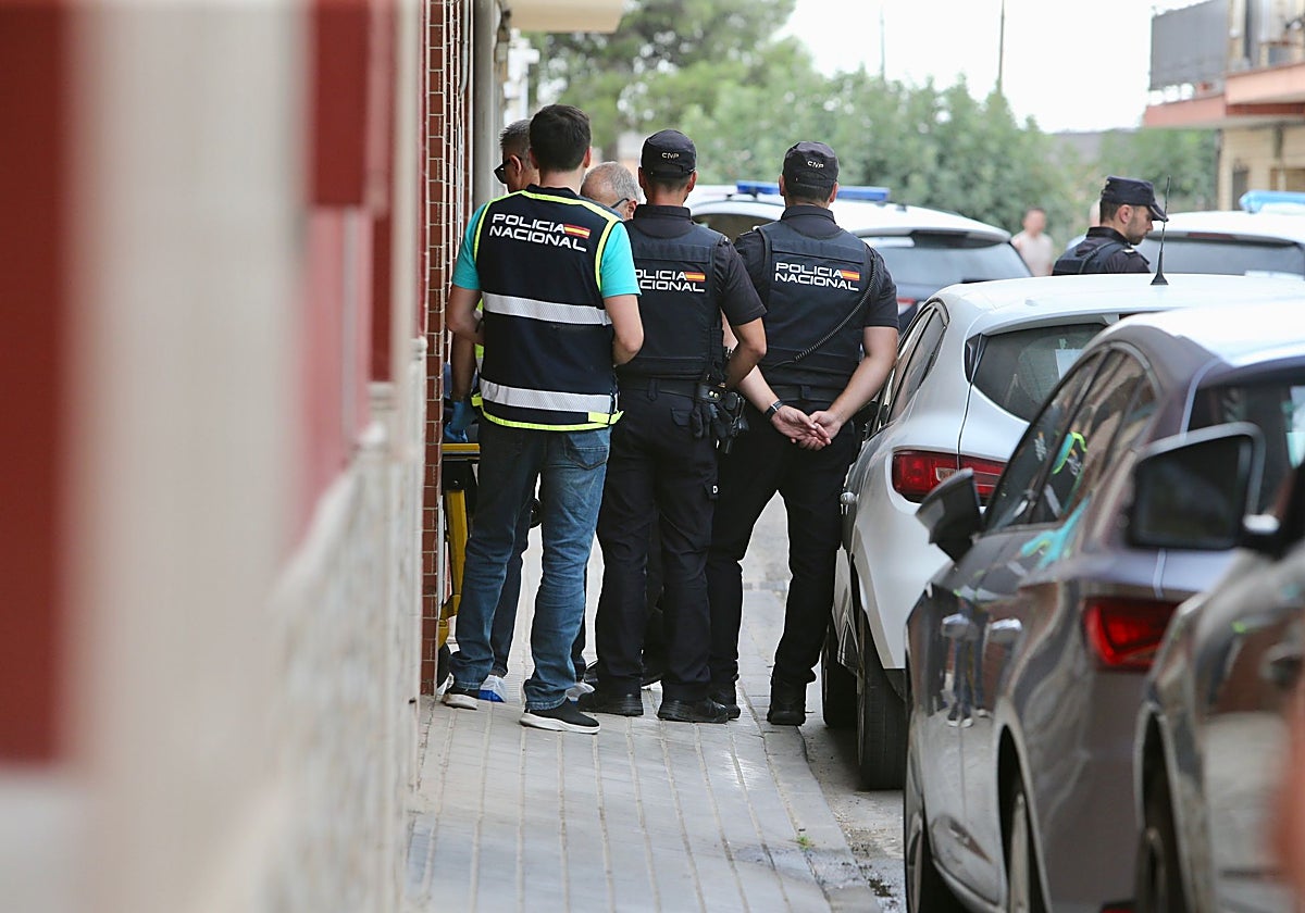 Agentes de la Policía Nacional en la zona donde se ha producido el crimen