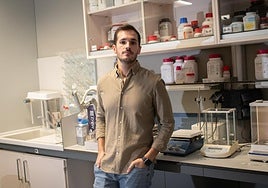 Lucha contra el Alzheimer desde el IBIS y prepara un musical: «España es un embudo a nivel científico, de cien investigadores sólo uno entra en el sistema»