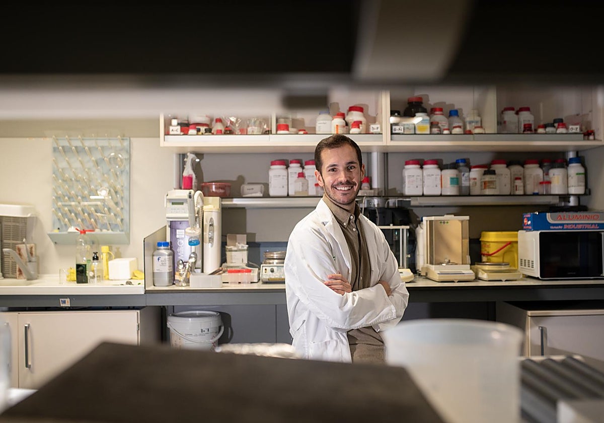 Nicolás Capelo en la sede del Instituto de Biomedicina de Sevilla