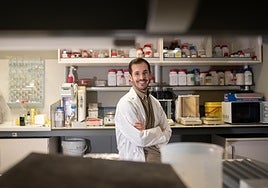 El joven científico andaluz que investiga el Alzheimer y ha sido trompetista con Raphael: «Que mi abuela lo tenga es un incentivo para mí»