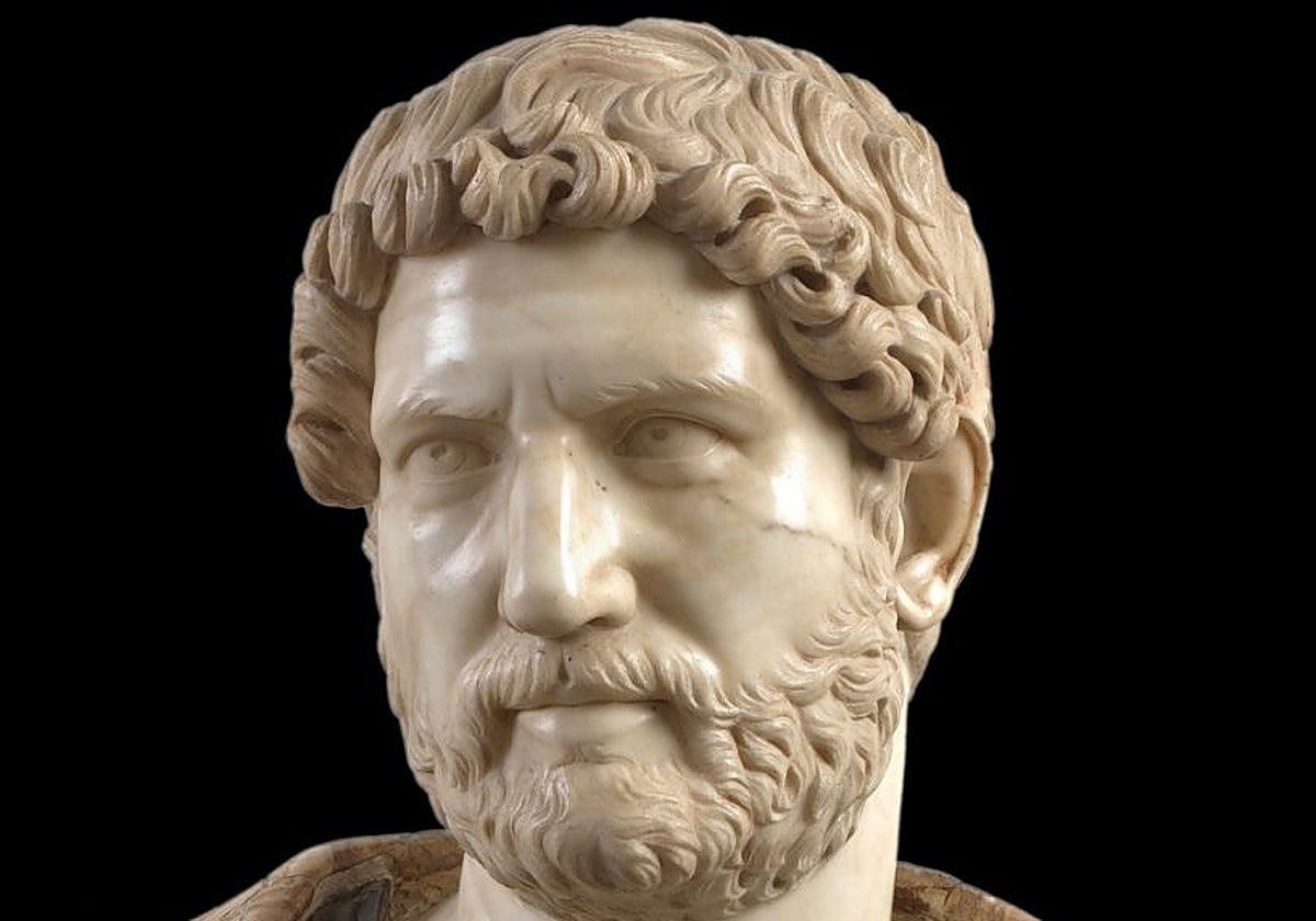 Hay policías que le ponen los cuernos a Sevilla