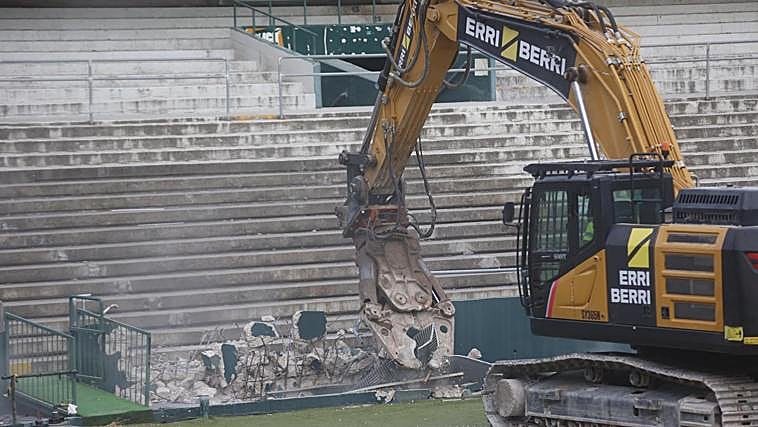 Arranca la demolición de la grada de Preferencia del estadio Benito Villamarín