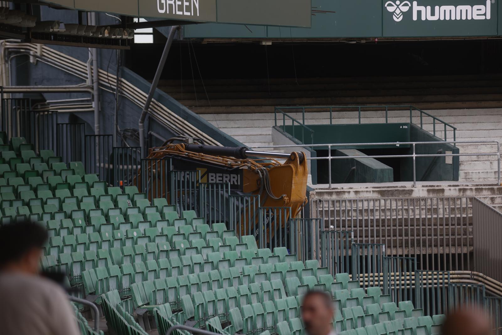 La demolición de la grada de preferencia del Benito Villamarín, en imágenes