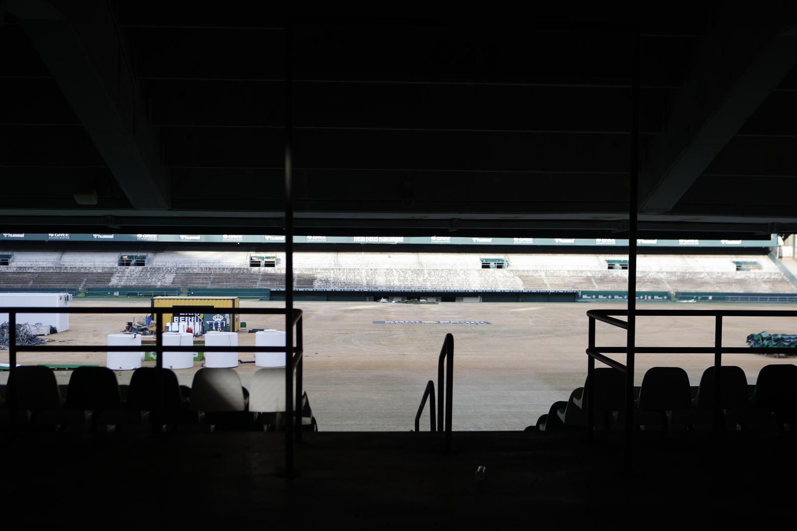 La demolición de la grada de preferencia del Benito Villamarín, en imágenes