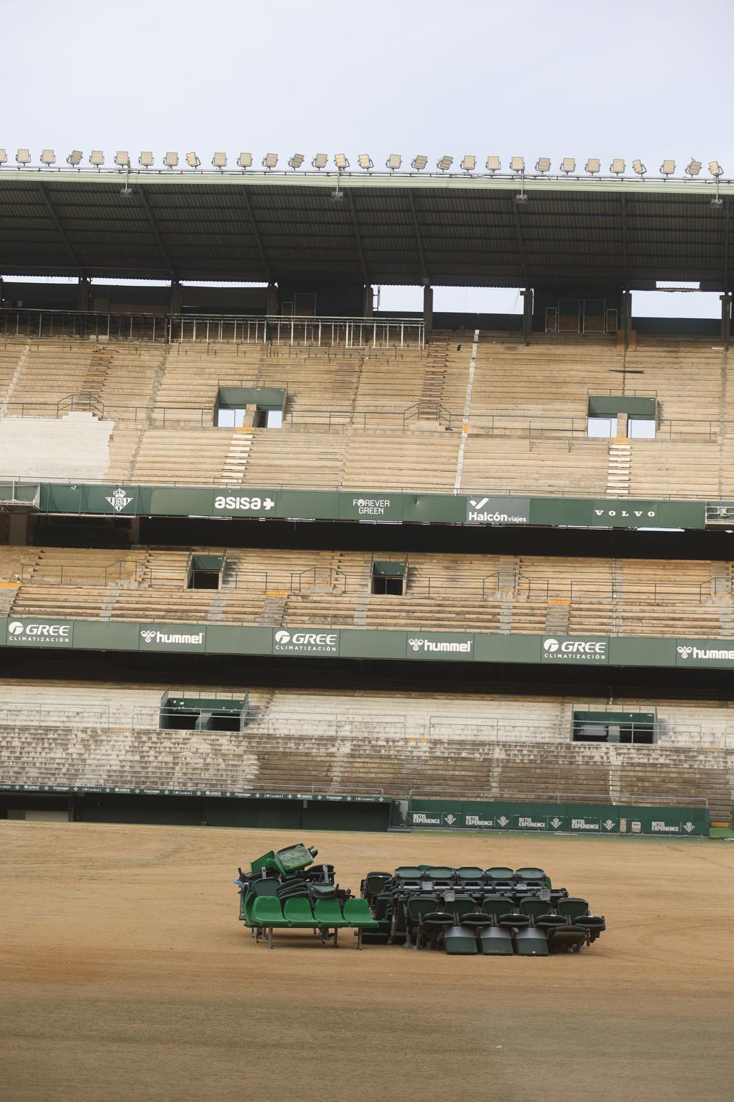 La demolición de la grada de preferencia del Benito Villamarín, en imágenes