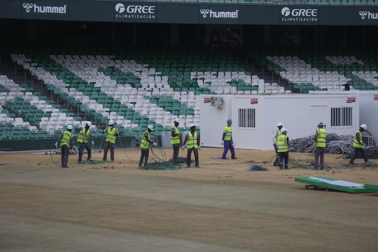 La demolición de la grada de preferencia del Benito Villamarín, en imágenes