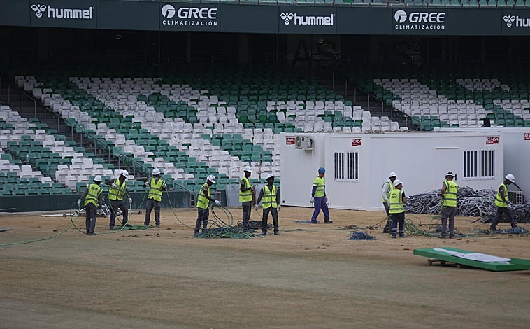 Imagen principal - Arranca la demolición de la grada de Preferencia del estadio Benito Villamarín