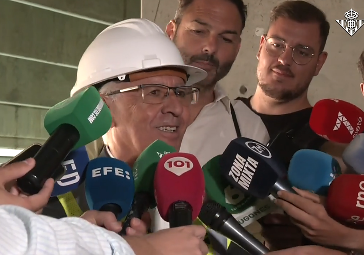 Federico Martínez Feria atiende a los medios de comunicación este martes