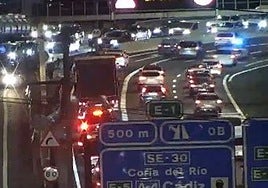 Un accidente dificulta la salida de Sevilla por la A-49 en Camas