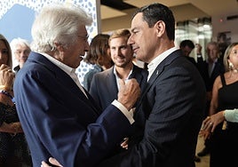 Juanma Moreno quiere que los Latin Grammy «vuelvan algún día a Sevilla, que es en lo que estamos trabajando ya»