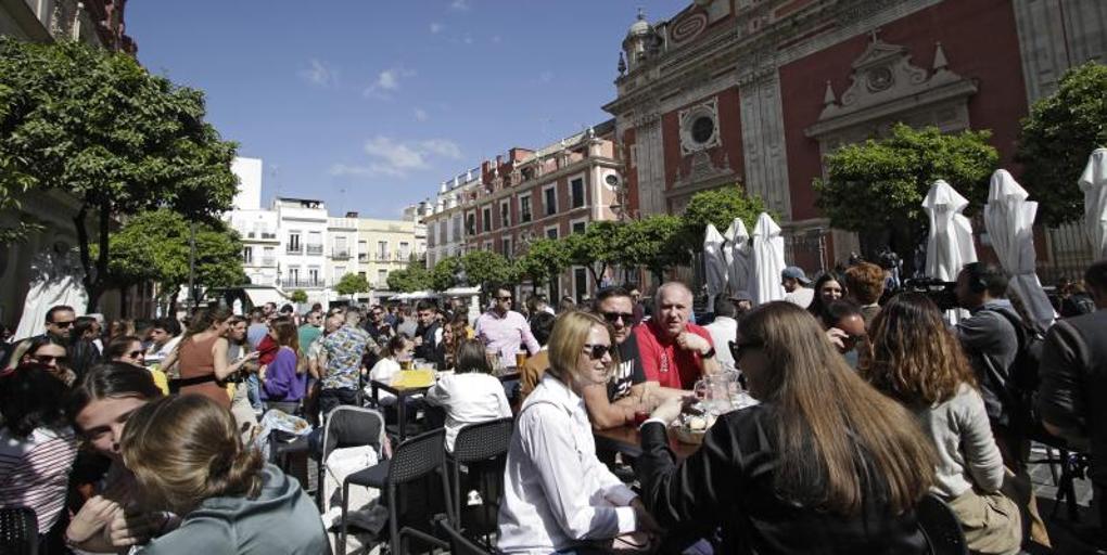 Los hosteleros de Sevilla rechazan ser «policías» de los fumadores en las terrazas